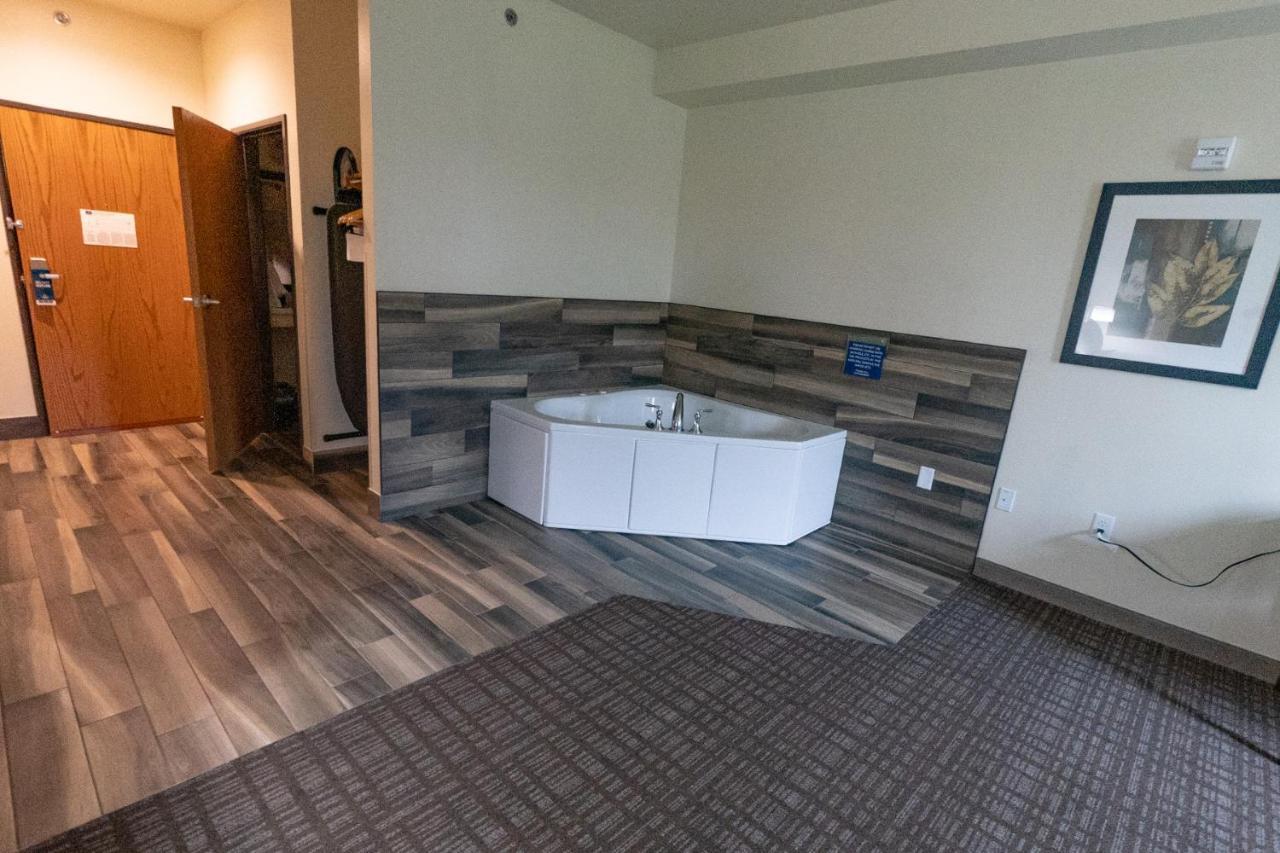 Cobblestone Hotel & Suites-Sheldon エクステリア 写真